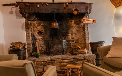 Casa Di Vignolo: Mueble, Madera, Diseño De Interiores, Encendiendo, Sala, Habitación, Silla, Hogar, Madera Dura, Material Natural