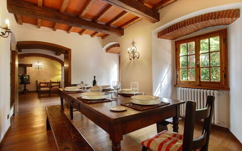 Villa Acacia: Propiedad, Habitación, Edificio, Techo, Diseño De Interiores, Mueble, Comedor, Bienes Raíces, Casa, Mesa