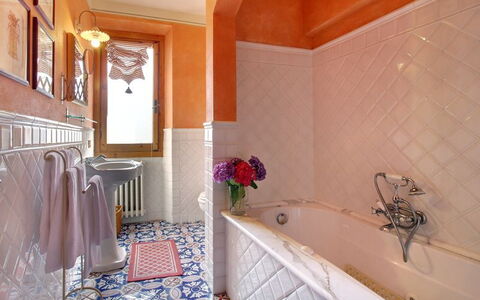 Villa Acacia: Habitación, Propiedad, Baño, Suelo, Diseño De Interiores, Edificio, Loseta, Bienes Raíces, Casa, Techo