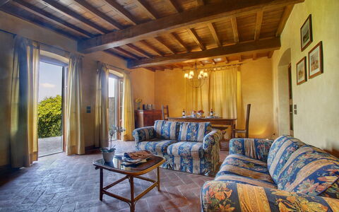 Villa Lucolena: Propiedad, Habitación, Edificio, Mueble, Diseño De Interiores, Techo, Casa, Bienes Raíces, Sala, Casa