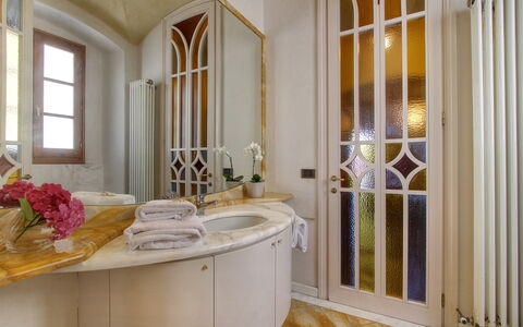 Villa Lucolena: Propiedad, Habitación, Diseño De Interiores, Edificio, Baño, Casa, Suelo, Casa, Bienes Raíces, Arquitectura