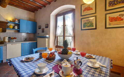 Villa Lucolena: Habitación, Propiedad, Edificio, Diseño De Interiores, Mueble, Mesa, Techo, Casa, Bienes Raíces, Mostrador