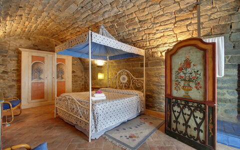 Villa Lucolena: Habitación, Propiedad, Cama, Habitación, Mueble, Edificio, Diseño De Interiores, Casa, Suite, Bienes Raíces