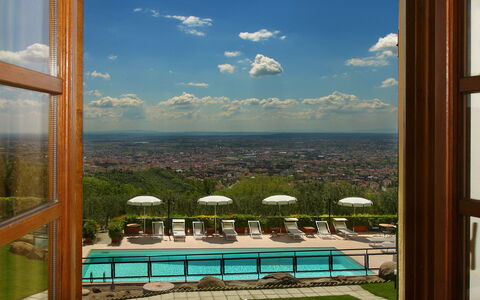 Sughera Villa: Propiedad, Ventana, Habitación, Cielo, Vaso, Diseño De Interiores, Bienes Raíces, Ocio, Sombra, Casa