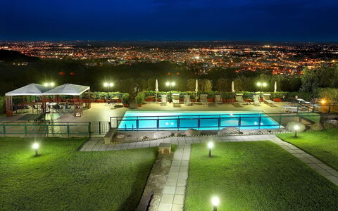 Sughera Villa: Noche, Verde, Cielo, Encendiendo, Ligero, Arquitectura, Complejo Deportivo, Hierba, Árbol, Casa