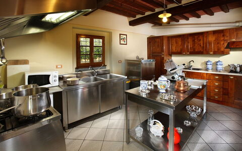 Sughera Villa: Mostrador, Habitación, Propiedad, Cocina, Edificio, Diseño De Interiores, Mueble, Casa, Gabinetes, Suelo