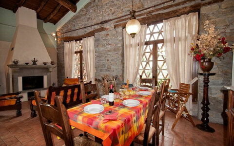 Il Nido In Garfagnana: Habitación, Propiedad, Edificio, Restaurante, Diseño De Interiores, Comedor, Mueble, Casa, Mesa, Techo