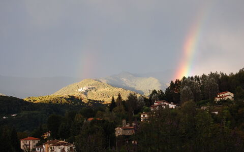 Il Nido In Garfagnana: Cielo, Nube, Fenómeno Meteorológico, Colina, Montaña, Árbol, Hill Station, Tierras Altas, Cordillera