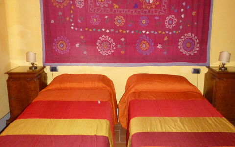 Mulino a Montegonzi Di Rimaggio: Habitación, Mueble, Propiedad, Habitación, Cama, Pared, Naranja, Diseño De Interiores, Textil, Sábana