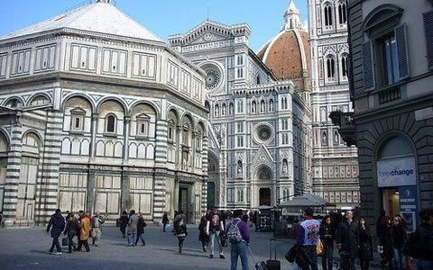 Residenza Monna Lisa: Edificio, Arquitectura, Punto De Referencia, Ciudad, By, Asentamientos Humanos, Bautisterio, Plaza De La Ciudad, Cielo