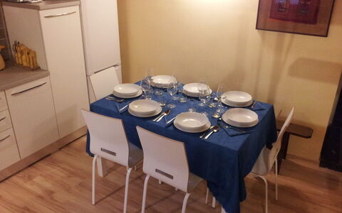 Residenza Monna Lisa: Habitación, Mesa, Propiedad, Mueble, Comedor, Suelo, Madera Dura, Manteles, Diseño De Interiores, Silla