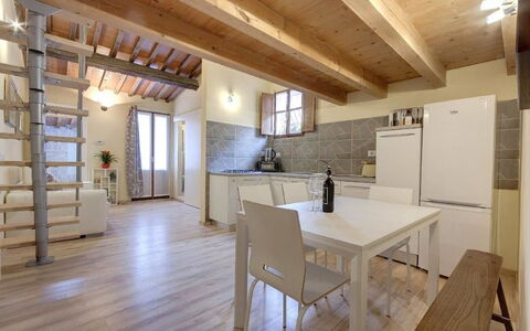 Residenza Monna Lisa: Propiedad, Habitación, Edificio, Diseño De Interiores, Suelos De Madera, Suelo, Casa, Techo, Mueble, Bienes Raíces