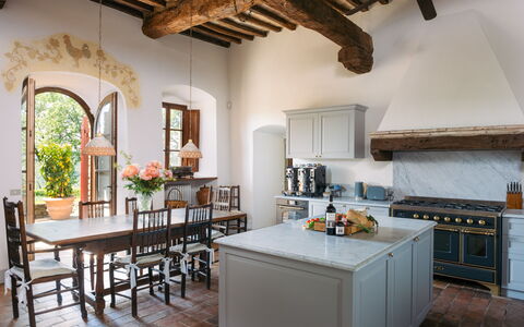 Villa Le Corti: Diseño De Interiores, Mueble, Pared, Piso, Cocina, Encendiendo, Techo, Casa, Mostrador, Suelo