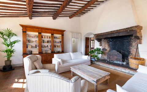 Villa Le Corti: Mueble, Pared, Diseño De Interiores, Madera, Piso, Casa, Suelo, Habitación, Sala, Techo