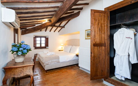 Villa Le Corti: Pared, Mueble, Habitación, Cama, Casa, Suelo, Piso, Diseño De Interiores, Marco De La Cama, Techo