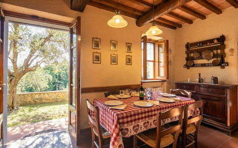 Villa Del Colle: Mesa, Propiedad, Mueble, Ventana, Edificio, Madera, Silla, Diseño De Interiores, Planta, Arquitectura