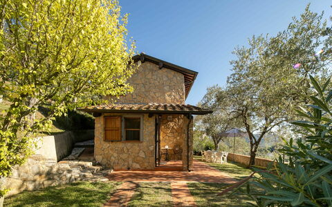Villa Del Colle: Planta, Cielo, Propiedad, Planta De La Comunidad, Ventana, Paisaje Natural, Edificio, Árbol, Madera, El Terreno Del Lote