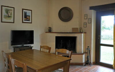 Ciclamino: Habitación, Propiedad, Mueble, Sala, Diseño De Interiores, Suelo, Edificio, Hogar, Madera Dura, Hogar