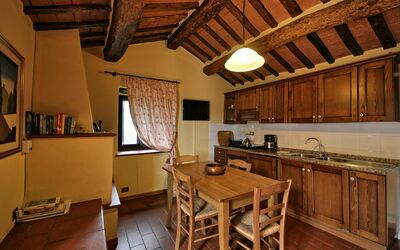 Violetta: Habitación, Propiedad, Edificio, Mueble, Diseño De Interiores, Cocina, Casa, Haz, Mostrador, Techo