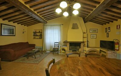 Tulipano: Habitación, Propiedad, Edificio, Techo, Diseño De Interiores, Mueble, Bienes Raíces, Suelo, Ático, Sala