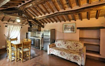 Fiordaliso: Habitación, Mueble, Propiedad, Edificio, Diseño De Interiores, Haz, Desván, Suelo, Bienes Raíces, Sala