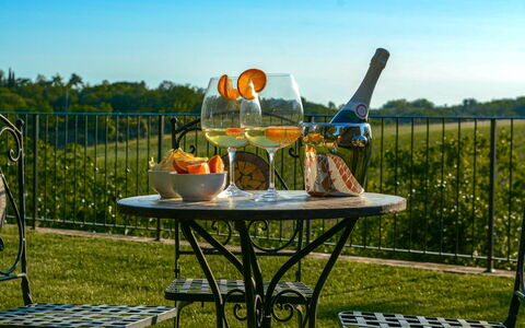 Villa Il Prato: Vajilla, Mueble, Mesa, Drinkware, Comida, Utensilios Para Servir, Mueble Para Exteriores