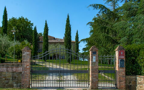 Villa Il Prato: Arbusto, Jardín, Portón, Inmuebles, Hierro, Enladrillado, Paisajismo, Ladrillo, Césped, Cerca
