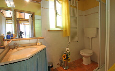 Villa San Rocco: Propiedad, Espejo, Arreglo De Tubería, Lavabo, Ventana, Diseño De Interiores, Grifo, Baño, Suelo