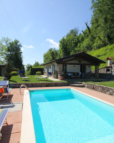 Villa San Rocco: Planta, Cielo, Propiedad, Agua, Piscina, Azur, Nube, Edificio, Sombra, Árbol