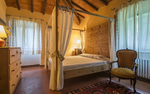 Villa Flora: Habitación, Cama, Mueble, Propiedad, Habitación, Diseño De Interiores, Edificio, Sábana, Casa, Cama Con Dosel