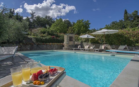 Villa Flora: Piscina, Propiedad, Paisaje Natural, Vacaciones, Cielo, Ocio, Bienes Raíces, Agua, Casa, Inmuebles