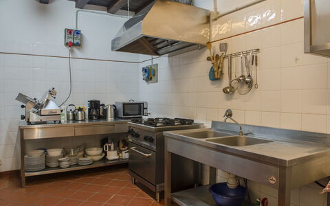 Villa Flora: Habitación, Propiedad, Cocina, Mueble, Loseta, Gabinetes, Lavabo, Arquitectura, Edificio, Diseño De Interiores