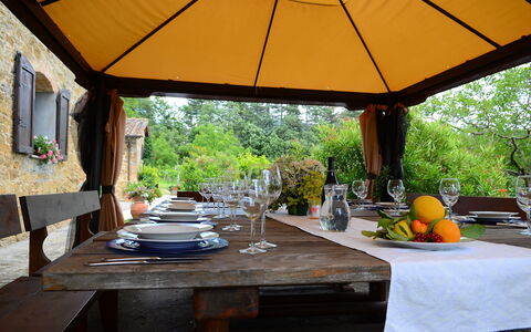 Villa Flora: Propiedad, Mesa, Habitación, Patio, Mueble, Edificio, Casa, Casa, Sombra, Diseño De Interiores