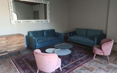 Fattoria Di Quercia Al Poggio: Sofá, Mesa, Mueble, Propiedad, Edificio, Madera, Diseño De Interiores, Sala, Rectángulo, Arquitectura