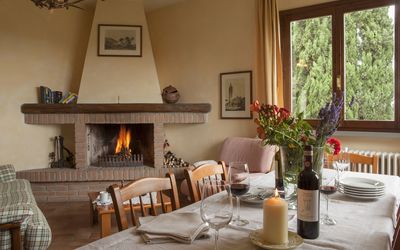 Loggia Cappella 1: Habitación, Propiedad, Sala, Diseño De Interiores, Mueble, Casa, Casa, Mesa, Edificio, Hogar