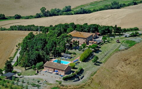 Agriturismo Il Gattero: Fotografía Aérea, Área Rural, Barrio Residencial, El Terreno Del Lote, Inmuebles, Paisaje, Granja, Fotografía, Pueblo, Suelo