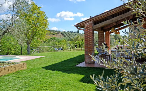 Il Fienile Di Giovanna: Propiedad, Casa, Bienes Raíces, Hierba, Casa, Edificio, Botánica, Yarda, Árbol, Jardín