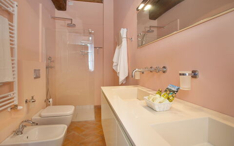 Santo Stefano 10: Baño, Habitación, Propiedad, Diseño De Interiores, Edificio, Bienes Raíces, Arquitectura, Casa, Arreglo De Tubería, Bañera