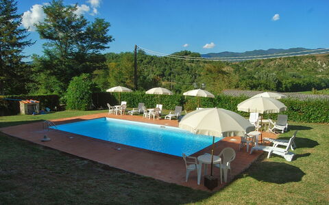 Villa Sieve: Piscina, Propiedad, Bienes Raíces, Ocio, Hierba, Casa, Edificio, Vacaciones, Villa, Recurso