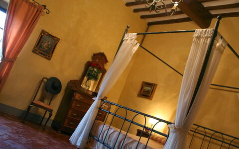 Villa Sieve: Escalera, Habitación, Casa, Pretil, Edificio, Arquitectura, Techo, Diseño De Interiores, Balaustre