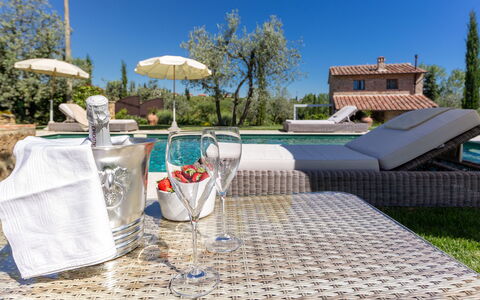 Villa Melinda: Propiedad, Piscina, Recurso, Vacaciones, Bienes Raíces, Mesa, Villa, Mueble, Ocio, Casa