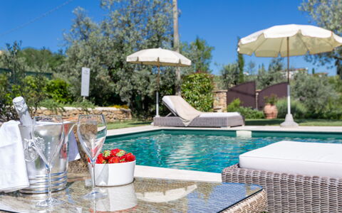 Villa Melinda: Piscina, Propiedad, Bienes Raíces, Casa, Casa, Edificio, Patio Interior, Ocio, Inmuebles, Recurso