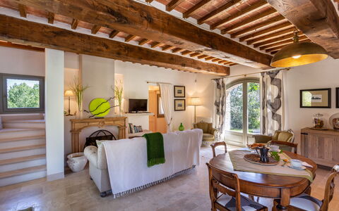 Villa Melinda: Propiedad, Edificio, Habitación, Diseño De Interiores, Mueble, Techo, Casa, Sala, Haz, Inmuebles