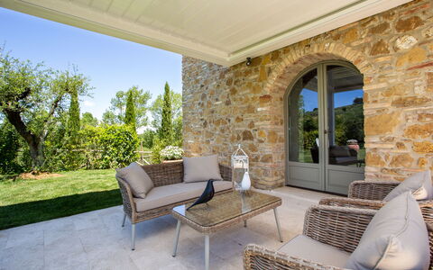 Villa Melinda: Propiedad, Bienes Raíces, Mueble, Habitación, Edificio, Casa, Inmuebles, Diseño De Interiores, Casa, Mesa De Café