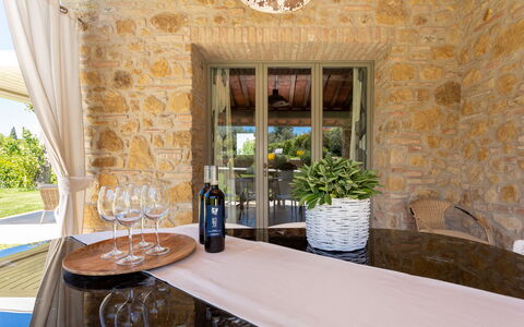 Villa Melinda: Propiedad, Habitación, Edificio, Bienes Raíces, Mesa, Mueble, Casa, Diseño De Interiores, Villa, Comedor