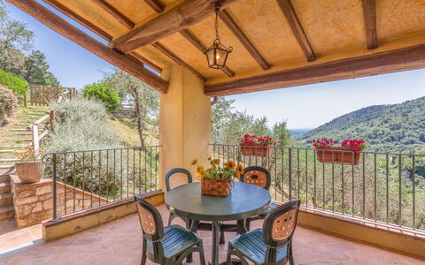 Villa Mastiano: Propiedad, Bienes Raíces, Edificio, Habitación, Casa, Mueble, Patio, Casa, Patio Interior, Porche