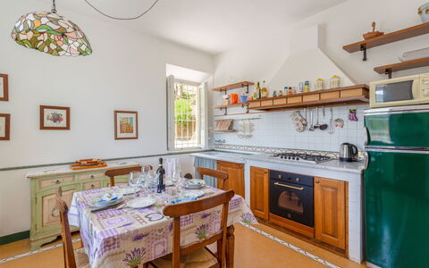 Villa Mastiano: Propiedad, Habitación, Cocina, Edificio, Mueble, Bienes Raíces, Casa, Diseño De Interiores, Suelo, Gabinetes