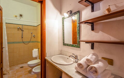 Villa Mastiano: Baño, Habitación, Propiedad, Edificio, Bienes Raíces, Casa, Diseño De Interiores, Arquitectura, Arreglo De Tubería, Casa