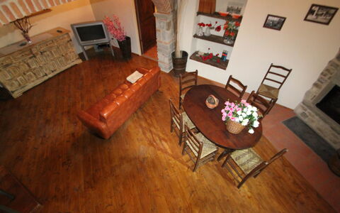 Villa Latera: Suelo, Suelos De Madera, Madera Dura, Habitación, Suelo Laminado, Piso, Sala, Propiedad, Mueble, Diseño De Interiores