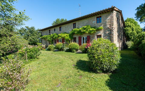 La Forra: Planta, Cielo, Ventana, Edificio, Árbol, Paisaje Natural, El Terreno Del Lote, Vegetación, Cabaña, Casa